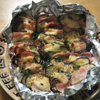 畑で茄子がとれだしたのでお肉料理と一緒に作りました～見た目も彩りよくて美味しかったです～(*^-^)
スレッドどないのでアルミでグリル焼きしました。